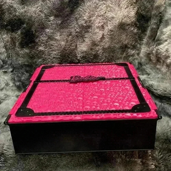 2011 Mattel Barbie Fashionista Wardrobe Carrying Case, with 4  Barbies - Picture 4 of 16